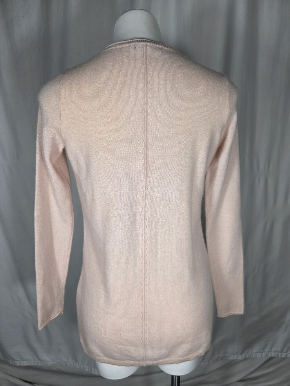 Saks Fifth Avenue 100% Cashmere Pale Pink V-Neck Sweater M NWOT Quiet Luxury - Picture 7 of 12